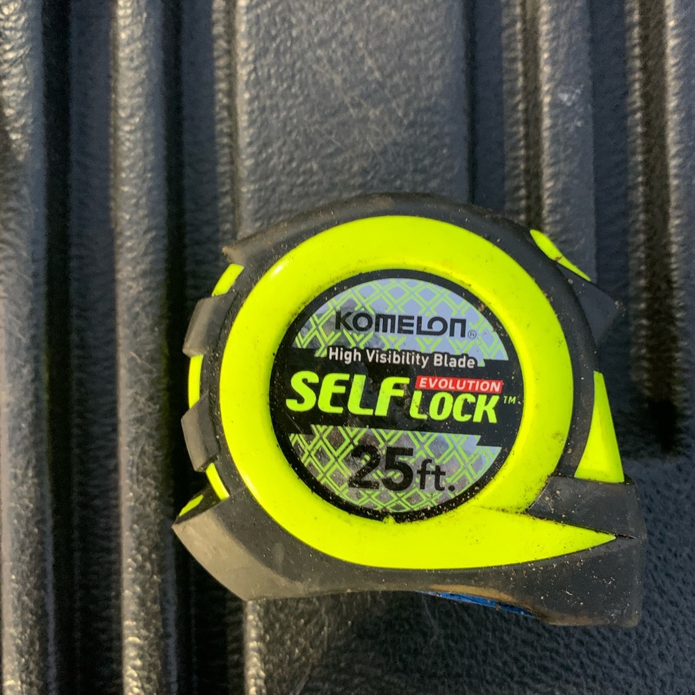 Self lock measuring tape